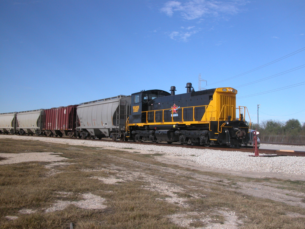 WAMX 1527  21Dec2012  On the Hanger Ave Spur with the San Antonio Central in East Kelly Railport